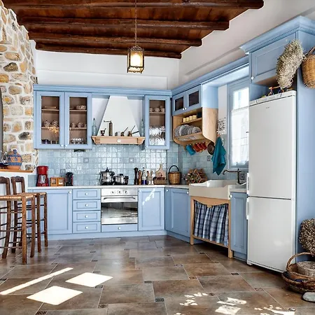 Efrosini Milos * Plaka (Milos)