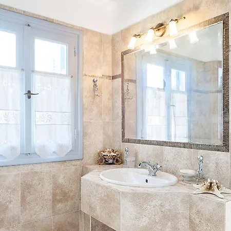 Efrosini Milos * Plaka (Milos)