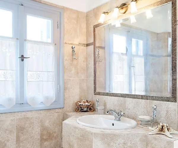 Efrosini Milos * Plaka (Milos)